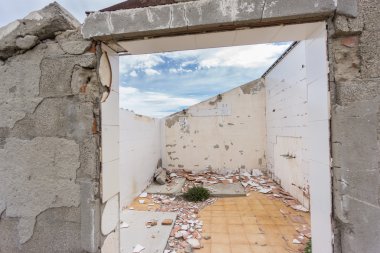 Harap ve terk edilmiş Oda