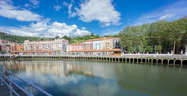 Bilbao Nervion Nehri boyunca klasik evler