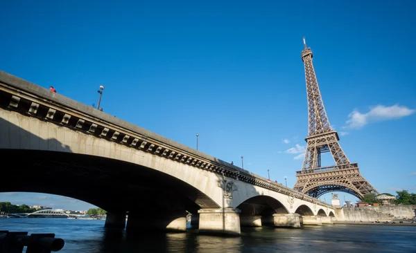 Eiffel Tower a most přes řeku Seinu v Paříži — Stock fotografie