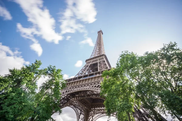 Eiffelturm traum mit wolken — Stockfoto
