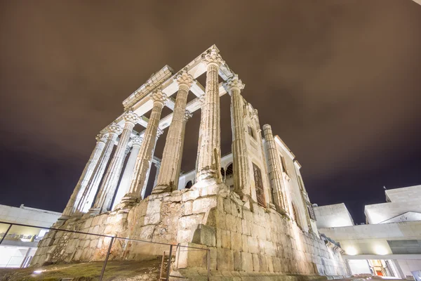 Merida, köşe görünümü içinde Diana Tapınağı'nın gece görünümü — Stok fotoğraf