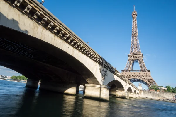 Eiffel Tower a most přes řeku Seinu — Stock fotografie