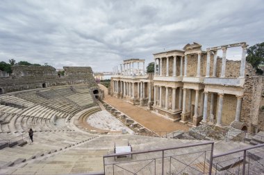 Roma Tiyatrosu sahne önü Merida İspanya içinde. Yan görünüm