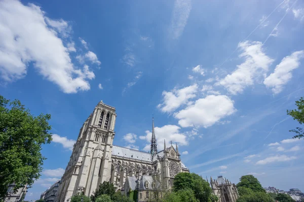 Dramatyczne Notre Dame z błękitne niebo i chmury, szeroki kąt — Zdjęcie stockowe