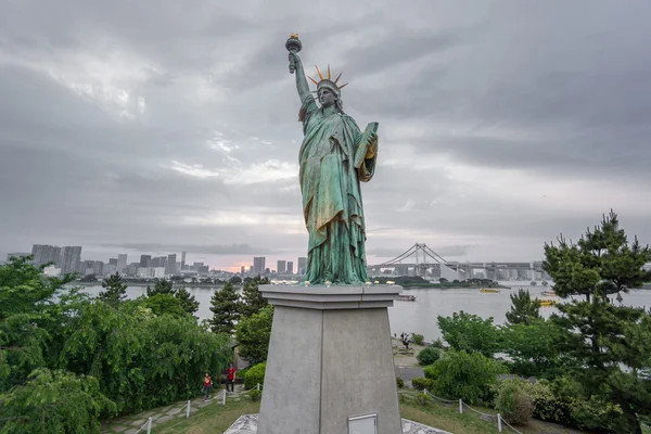 Statue de la Liberté et pont arc-en-ciel à Odaiba au coucher du soleil — Photo