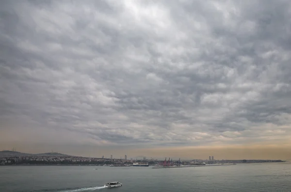 Asian side of Istanbul with sea — Stock Photo, Image