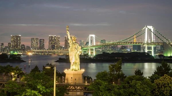 Estátua da Liberdade e Ponte Arco-íris em Odaiba, Vista noturna — Fotografia de Stock