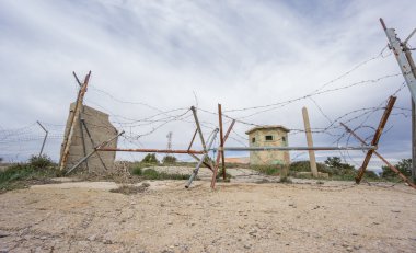 Paslı çivili çit ile terk edilmiş askeri bölge