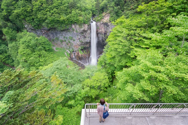 Wazig toeristische bezoeken Kegon Falls, Nikko, groothoek — Stockfoto