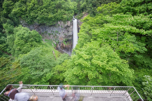 ぼやけ訪れる華厳の滝、日光、広角 — ストック写真