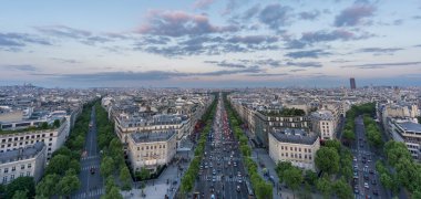 Gün batımında ile Champs-Elysees Paris manzarası