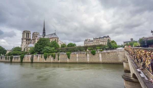 Vista trasera de Notre Dame, río Sena y puente — Foto de Stock