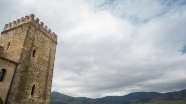 Zaman atlamalı castel Kulesi ve bulutlar, 4k
