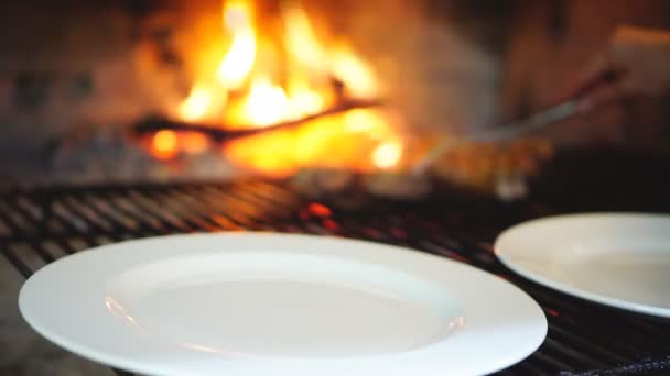 Recogiendo filetes de solomillo y hueso en t de la parrilla al plato — Vídeos de Stock