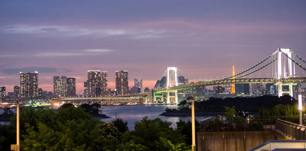 Ponte arcobaleno e Tokyo skyline da Odaiba, Vista notturna e turisti — Foto Stock