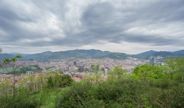 Artxanda dağın, Bilbao ve Pagasarri manzarası fırtınalı gün