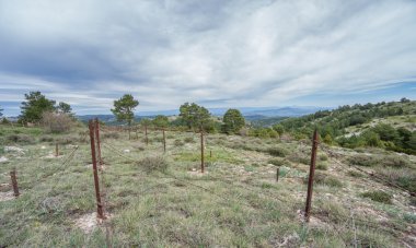 Paslı çivili çit terk edilmiş askeri bölge