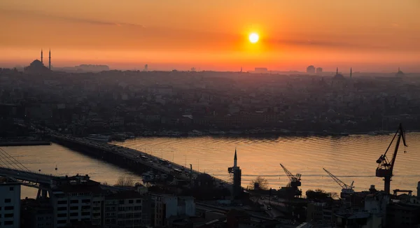 Corne d'or d'Istanbul au coucher du soleil, profil très contrasté — Photo