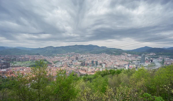 Artxanda dağın, Bilbao ve Pagasarri manzarası fırtınalı gün