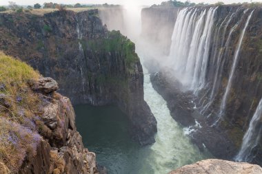 Victoria Falls alacakaranlıkta, Zambiya taraftan kayalar ön planda
