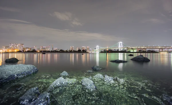 Longa exposição da baía e da ponte do arco-íris de Odaiba, vista noturna — Fotografia de Stock