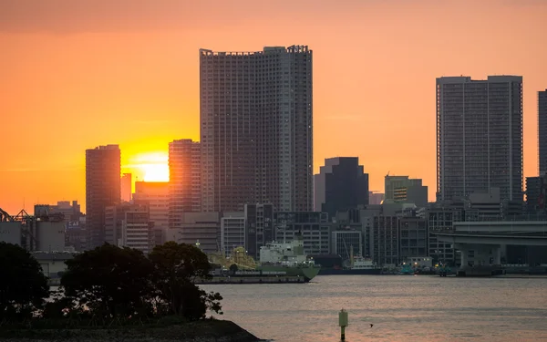 Pôr do sol sobre edifícios de escritórios em Tóquio — Fotografia de Stock