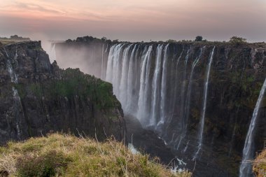 Victoria Falls alacakaranlıkta, Zambiya taraftan kayalar ön planda