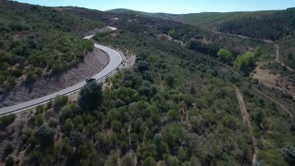 Conducción de coches sobre carretera de montaña curva — Vídeos de Stock