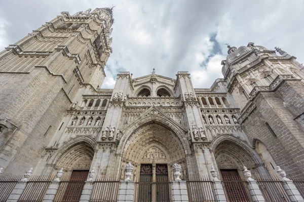 Katedrála v Toledu, boční pohled, Španělsko — Stock fotografie