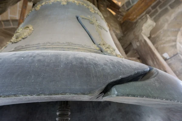 Alte kaputte Glocke in einer christlichen Kirche in Toledo, Spanien — Stockfoto