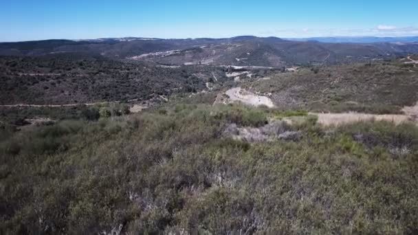 弯曲的山路上的升降摄像机 — 图库视频影像