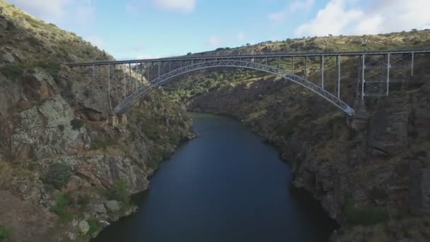 Luftaufnahme unter eiserner Brücke über Schlucht — Stockvideo