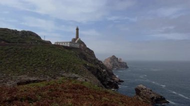 İspanya 'nın başkenti Galiçya' da bulunan Costa da Morte 'de dik bir Atlantik uçurumuna konmuş dramatik bir deniz fenerinin hava görüntüsü..