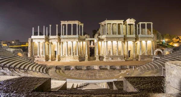 O Teatro Romano em Mérida à noite, Espanha. Vista frontal — Fotografia de Stock