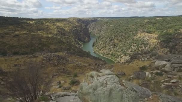 Flyger över rock och närmar sig kanten av canyon — Stockvideo