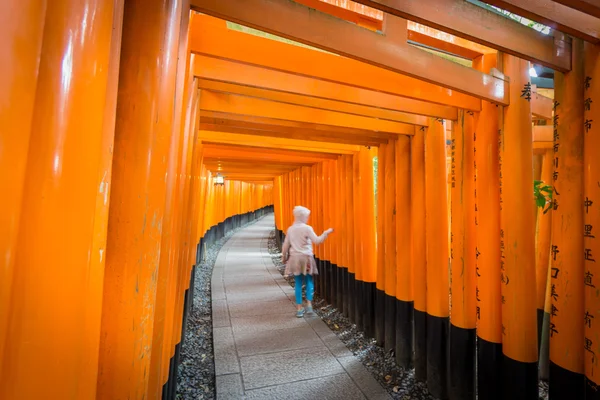Torii ворота в Fushimi-Inari Shrine з розмитими kid, Кіото — стокове фото