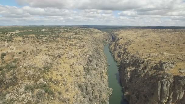 Légifelvételek közeledik a szikla, a Duero folyó, Spanyolország — Stock videók