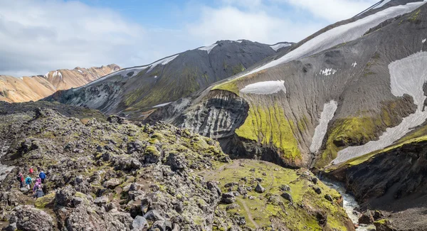 Landmannalaugar otroligt färgstarka landskap och turister, Island — Stockfoto