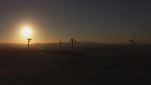 Větrné turbíny letecký pohled na západ slunce, podsvícení — Stock video