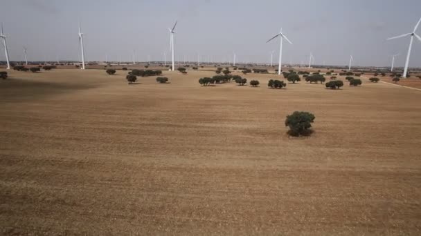 Naderen om wind turbines luchtfoto, 4k — Stockvideo