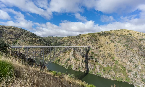 Wide view of Requejo iron Bridge, Castile and Leon, Spain — Stock Photo, Image