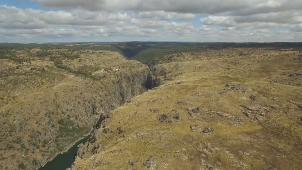 Luchtfoto naderen rots in de rivier de Duero, Spanje — Stockvideo