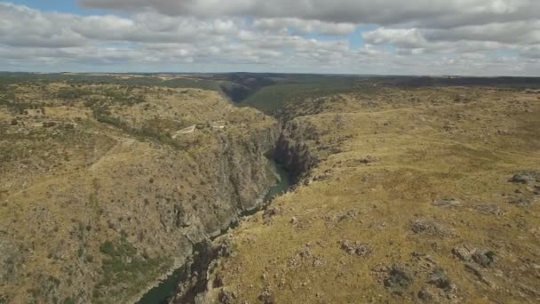 スペイン、ドゥエロ川の崖にカメラをスライドさせて空撮 — ストック動画
