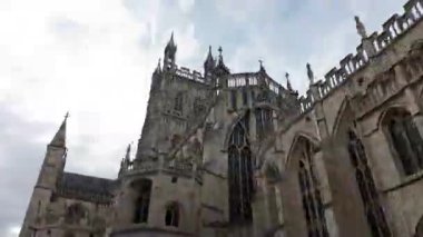 Gloucester Katedrali 'nin dinamik bir hızlandırılmış videosunda Gotik mimarisi ve tarihi önemi vurgulanıyor..