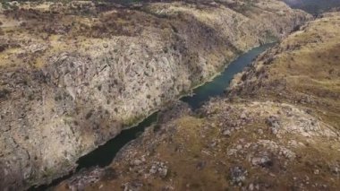 Cliff Duero nehir, İspanya için kamera azalan havadan görünümü