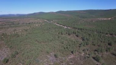 Tren ve ülkenin eğri demiryolu Üstten Görünüm,