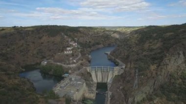 Kanyon Barajı üzerinden uçan