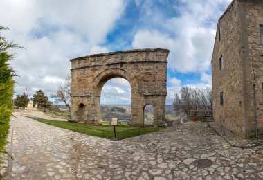 Roma 'nın tarihi kemer yolu, taş yolları ve bulutlu bir gökyüzünün altında süpüren manzaralı pitoresk bir arazide kurulmuştur..