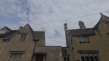 Manzaralı bir Cotswolds köyünde yürüyorum, büyüleyici taş kulübelerin üst taraflarını fotoğraflıyorum..