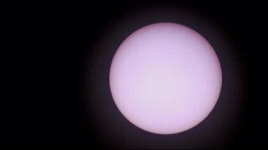 Sabit bir kamera UUİ 'yi soluk, granüler bir güneşin üzerinden derin siyah uzaya karşı güvenli bir güneş filtresi kullanarak çaprazlama geçerken yakaladı..